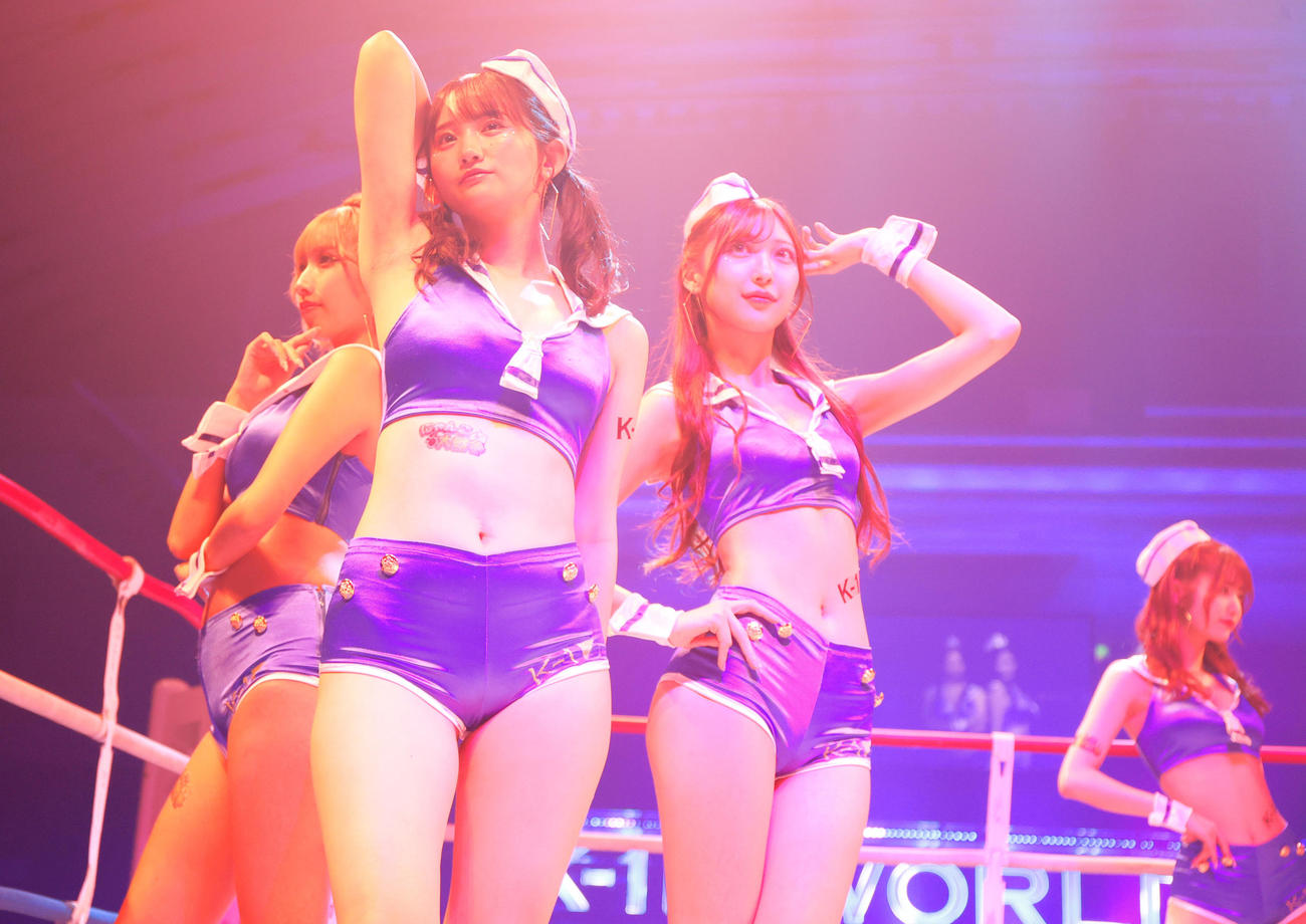 会場を盛り上げるK－1ガールズ（撮影・上山淳一）