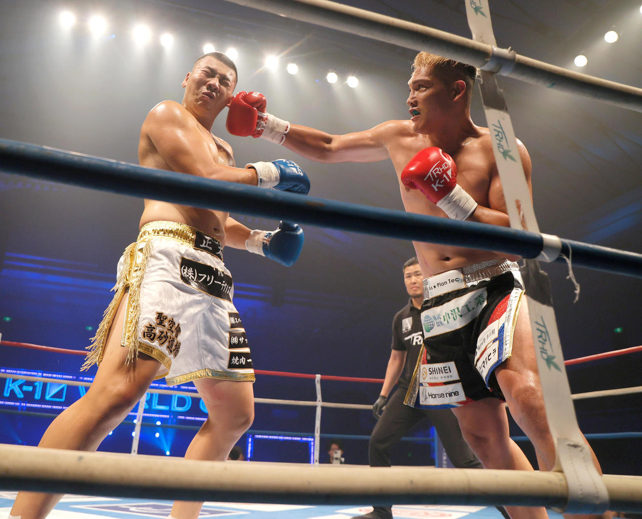 第5試合・ー95キロ契約　AKIRA Jr対滝上正太　延長、パンチを浴びせるAKIRA Jr（撮影・上山淳一）