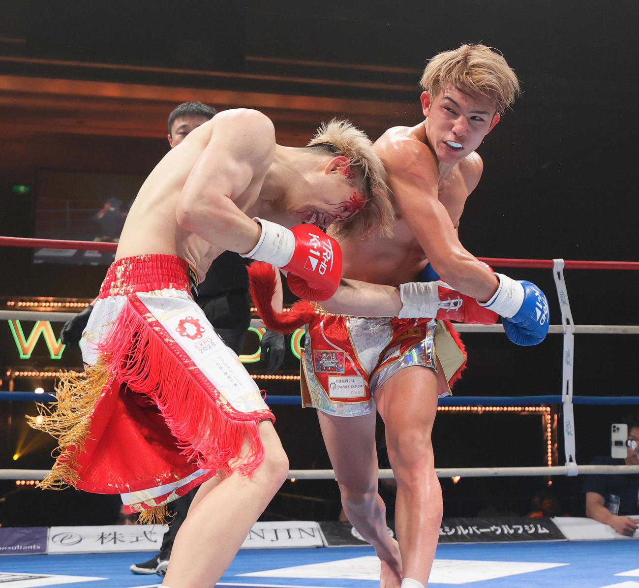 第7試合・フェザー級　椿原龍矢対玖村修平　3回、パンチを浴びせる玖村（撮影・上山淳一）