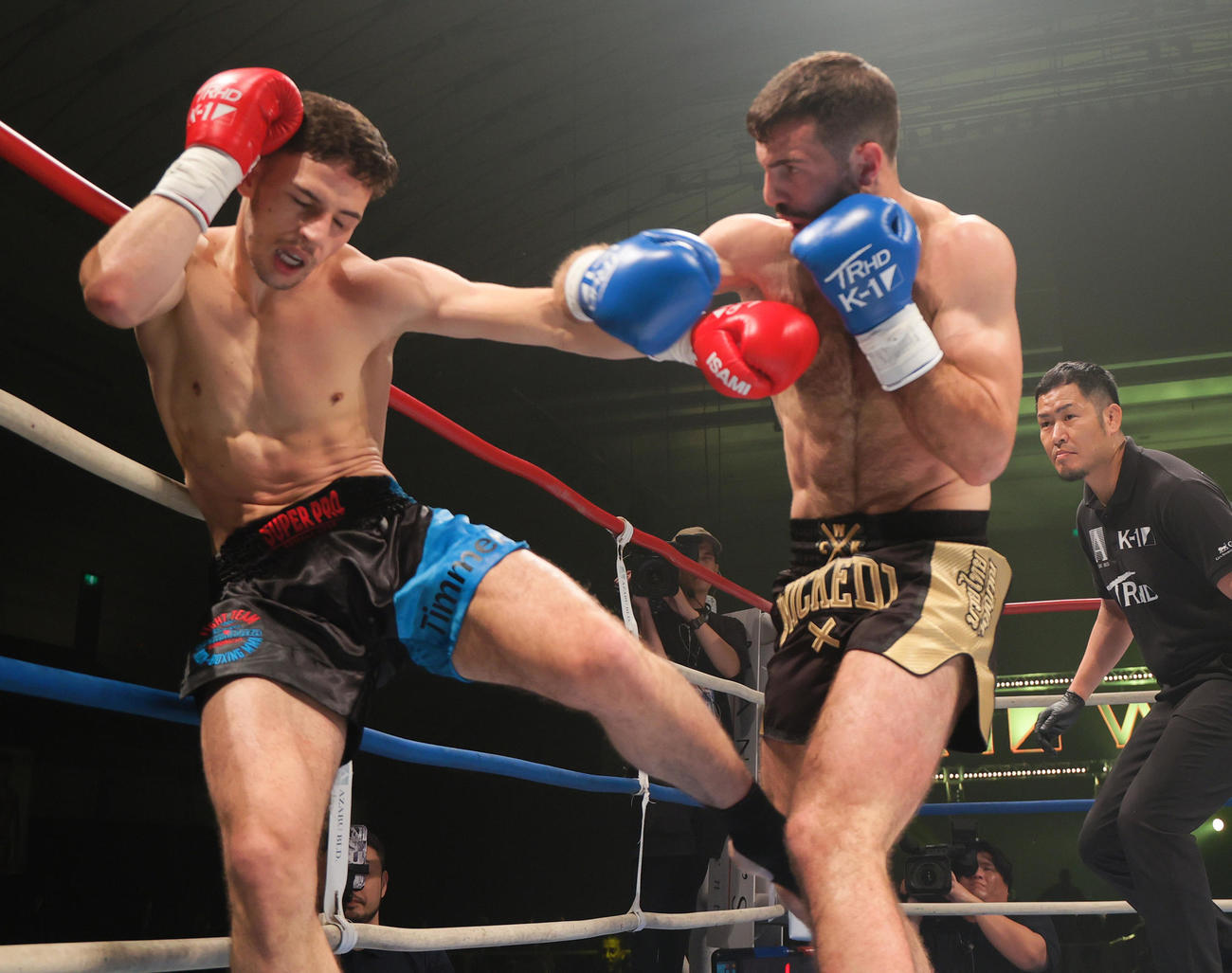 第11試合・スーパー・ウェルター級　ダリル・フェルドンク対ゾーラ・アカピャン　1回、パンチを浴びせるゾーラ・アカピャン（撮影・上山淳一）