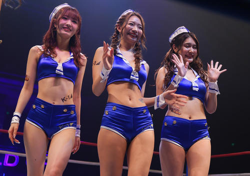 会場を盛り上げるK－1ガールズ（撮影・上山淳一）