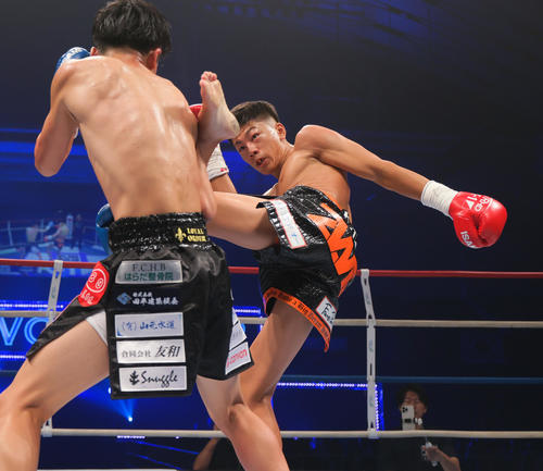 第2試合・ー51キロ契約　大夢対東虎之介　2回、キックを浴びせる大夢（撮影・上山淳一）