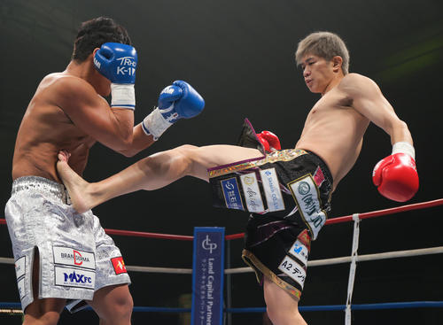 第12試合・スーパー・ウェルター級　和島大海対キム・ジュンファ　1回、キックを浴びせる和島（撮影・上山淳一）