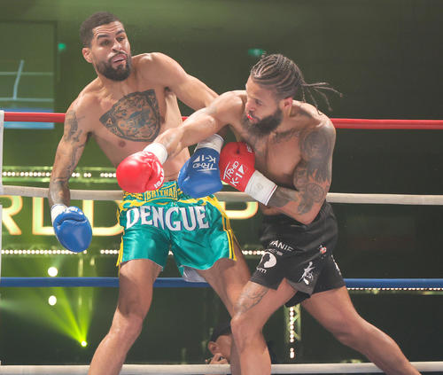 第13試合・スーパー・ウェルター級　ジョーダン・ピケオー対デング・シルバ　パンチを打ち合う両選手（撮影・上山淳一）