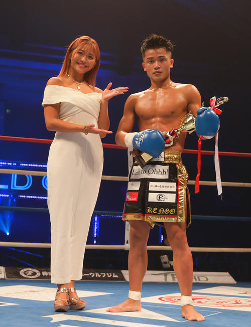 第1試合・スーパー・バンタム級　黒田勇斗対村田健悟　勝利を収めトロフィーを手に記念撮影する村田（撮影・上山淳一）