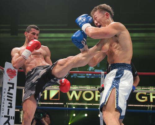 第14試合・スーパー・ウェルター級　ストーヤン・コプリヴレンスキー対小田尋久　キックを浴びせるストーヤン・コプリヴレンスキー（撮影・上山淳一）