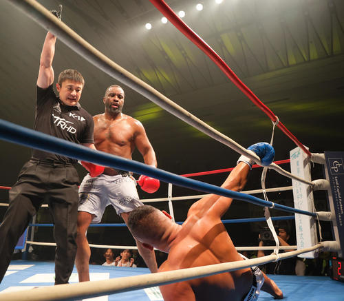 第17試合・無差別級アジア予選　3回、ダウンを奪うエロール・ジマーマン（左から2人目）（撮影・上山淳一）