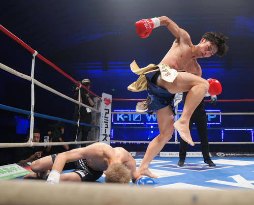 第3試合・スーパー・フェザー級　高橋直輝対松本涼雅　2回、キックを浴びせる高橋（撮影・上山淳一）