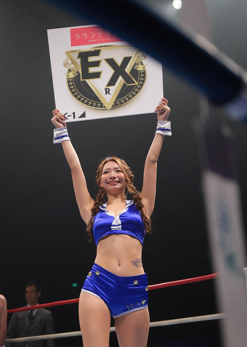 第11試合・スーパー・ウェルター級　ダリル・フェルドンク対ゾーラ・アカピャン　ラウンドガール（撮影・上山淳一）