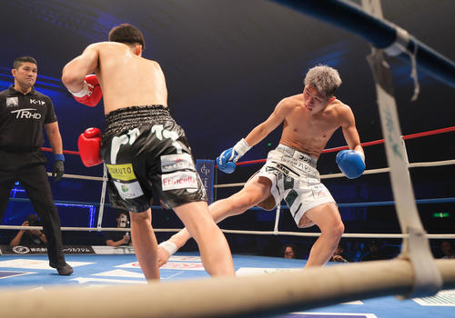 第4試合・ライト級　篠原悠人対古宮晴　1回、キックを浴びせる古宮（右）（撮影・上山淳一）