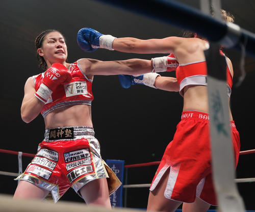 第10試合・女子フライ級　SAHO対エリヴァン・バルト　3回、パンチを浴びせるSAHO（左）（撮影・上山淳一）