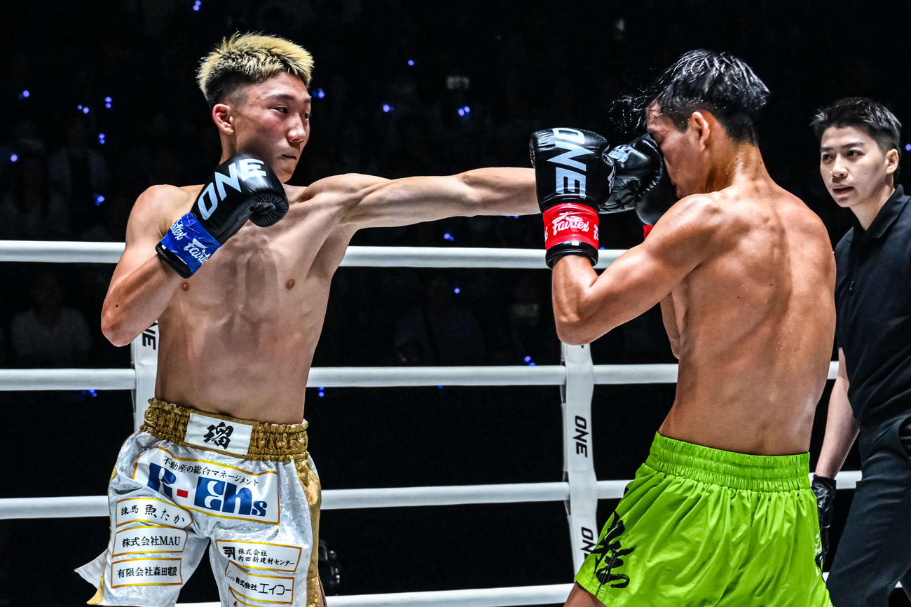 ルー・イーフーにパンチを浴びせる柿崎瑠（左）　（C）ONE Championship