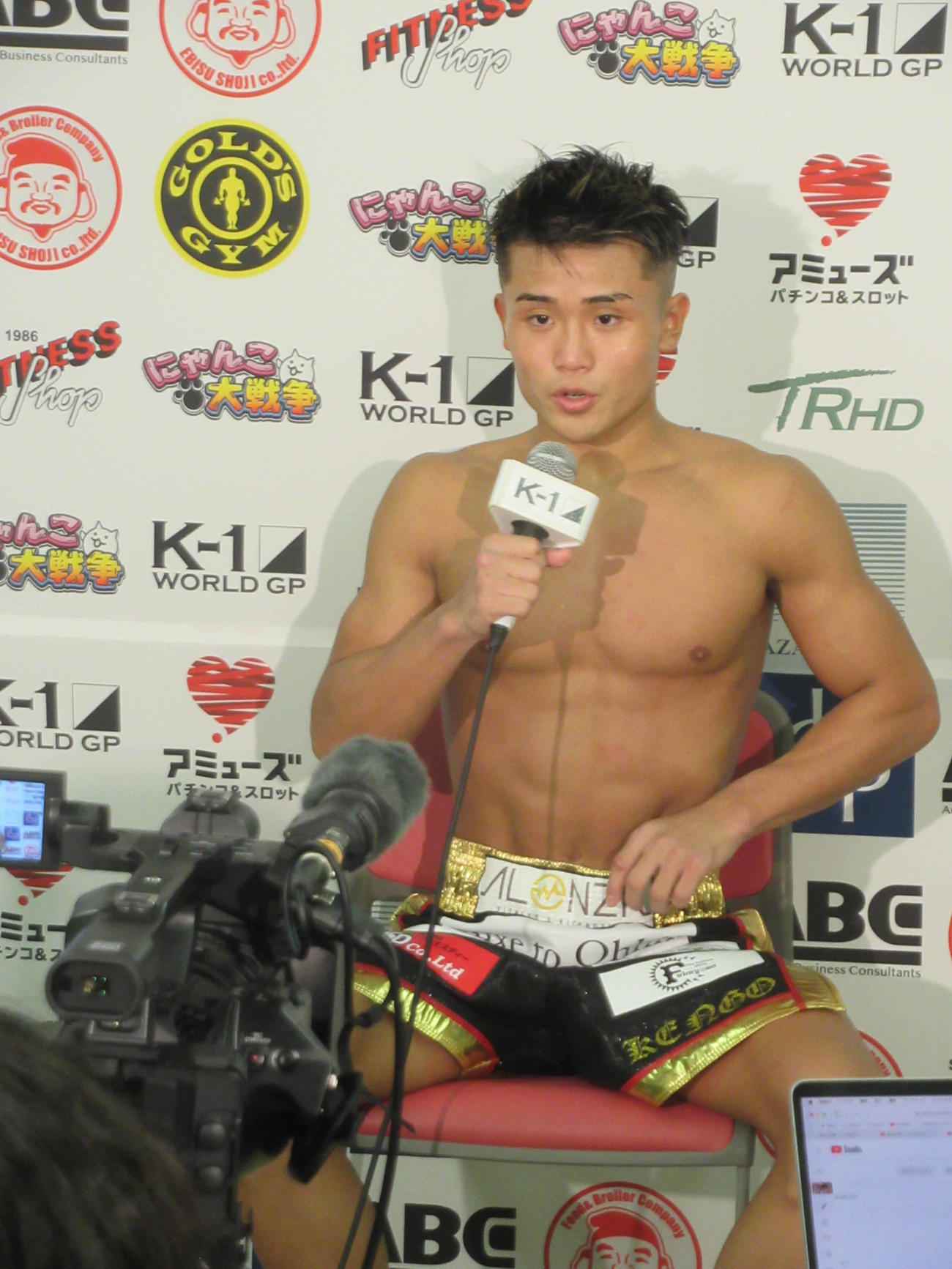 勝利インタビューに答える村田健吾（撮影・実藤健一）