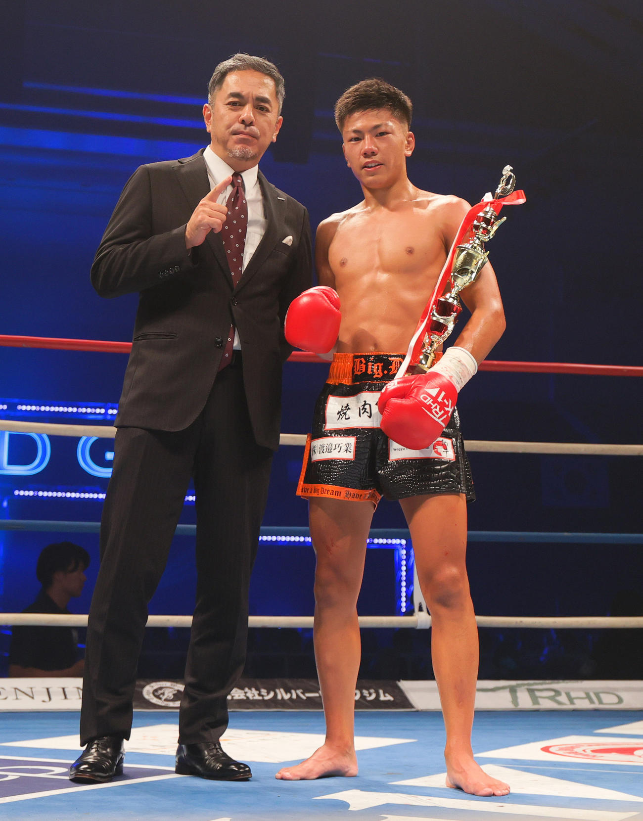 大夢対東虎之介　勝利を収めトロフィーを手に記念撮影する大夢（撮影・上山淳一）