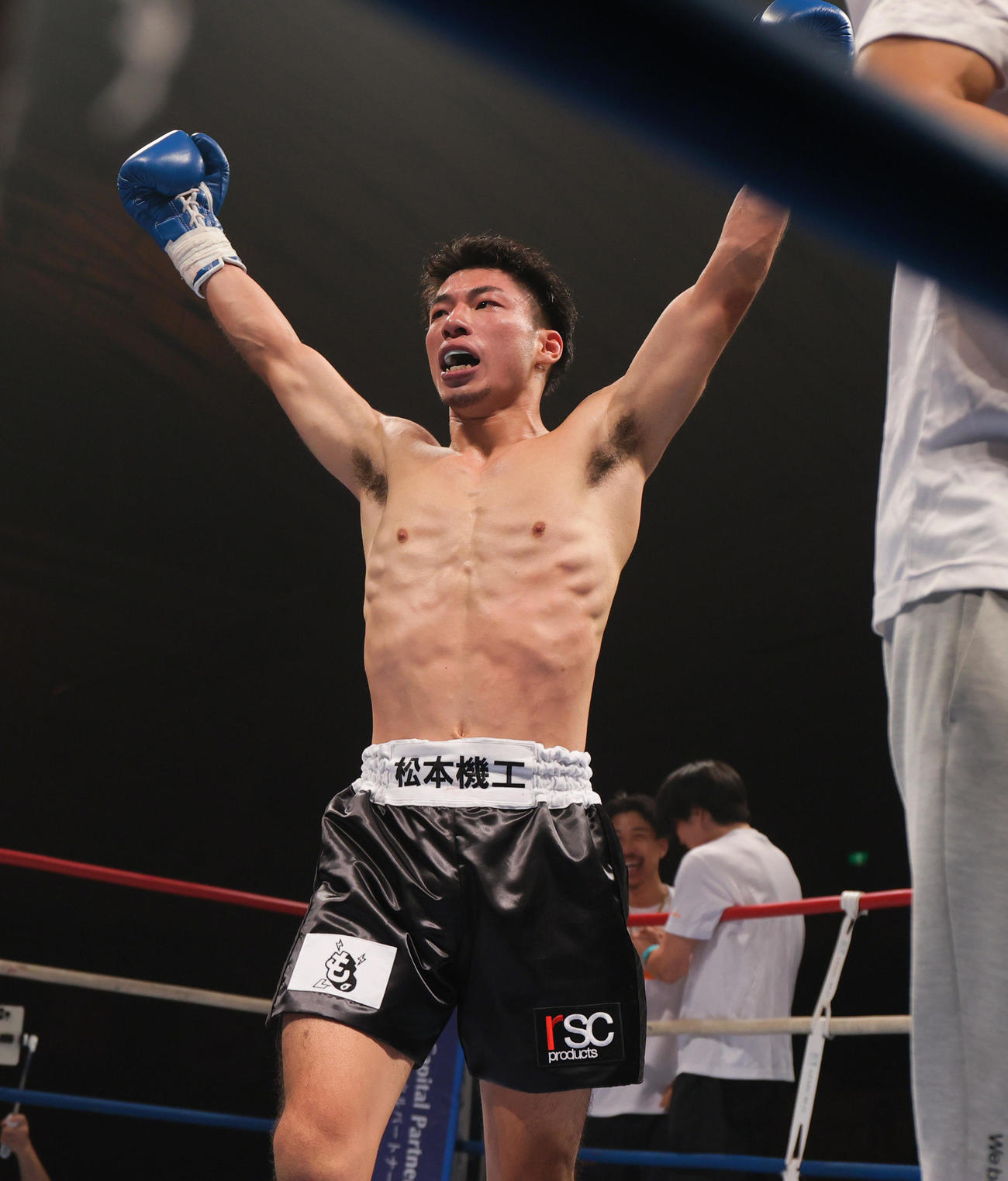 第9試合・スーパー・ライト級　林健太対近藤拳成　勝利を収めた近藤（撮影・上山淳一）