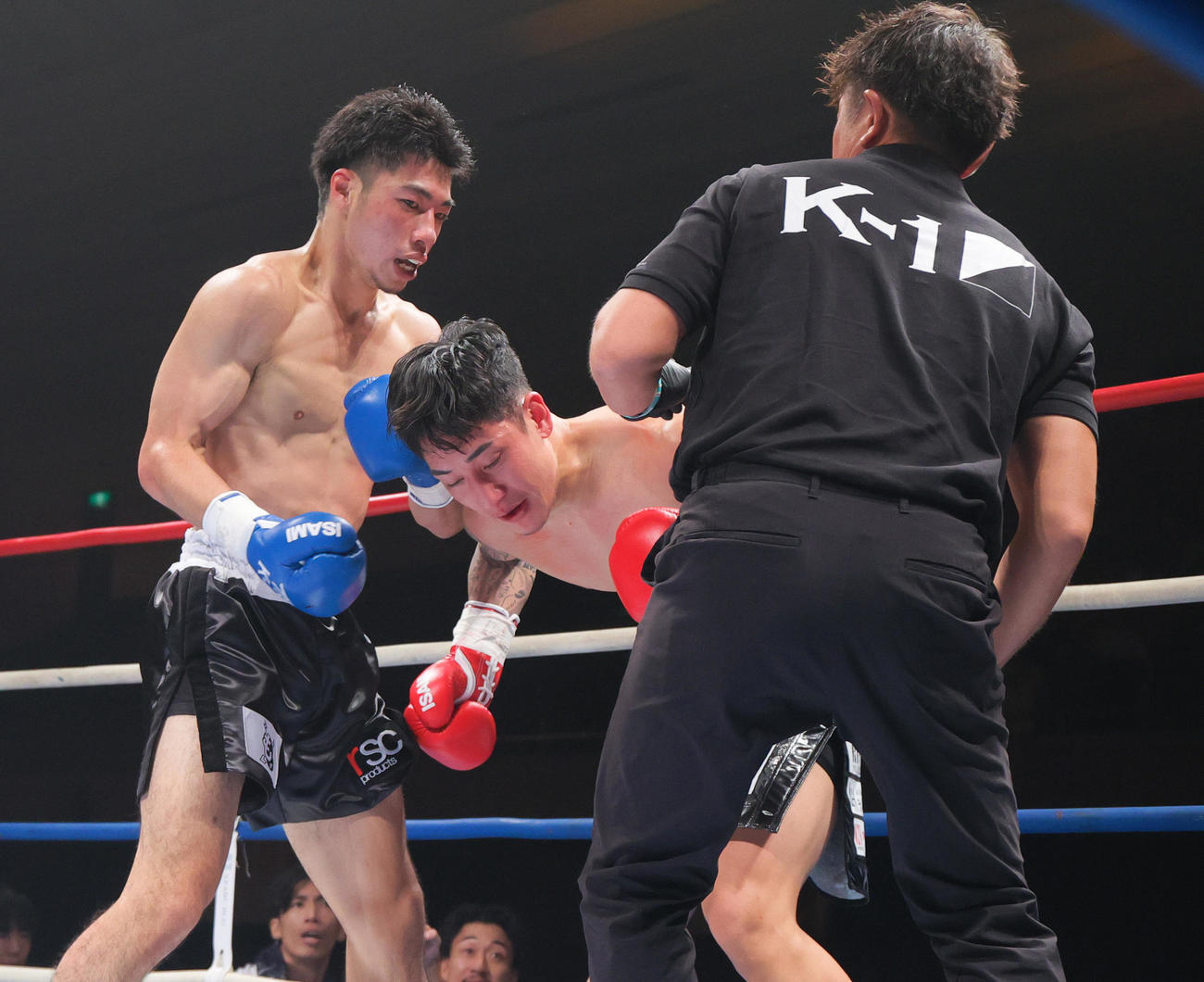 第9試合・スーパー・ライト級　林健太対近藤拳成　パンチを浴びせる近藤（左）（撮影・上山淳一）