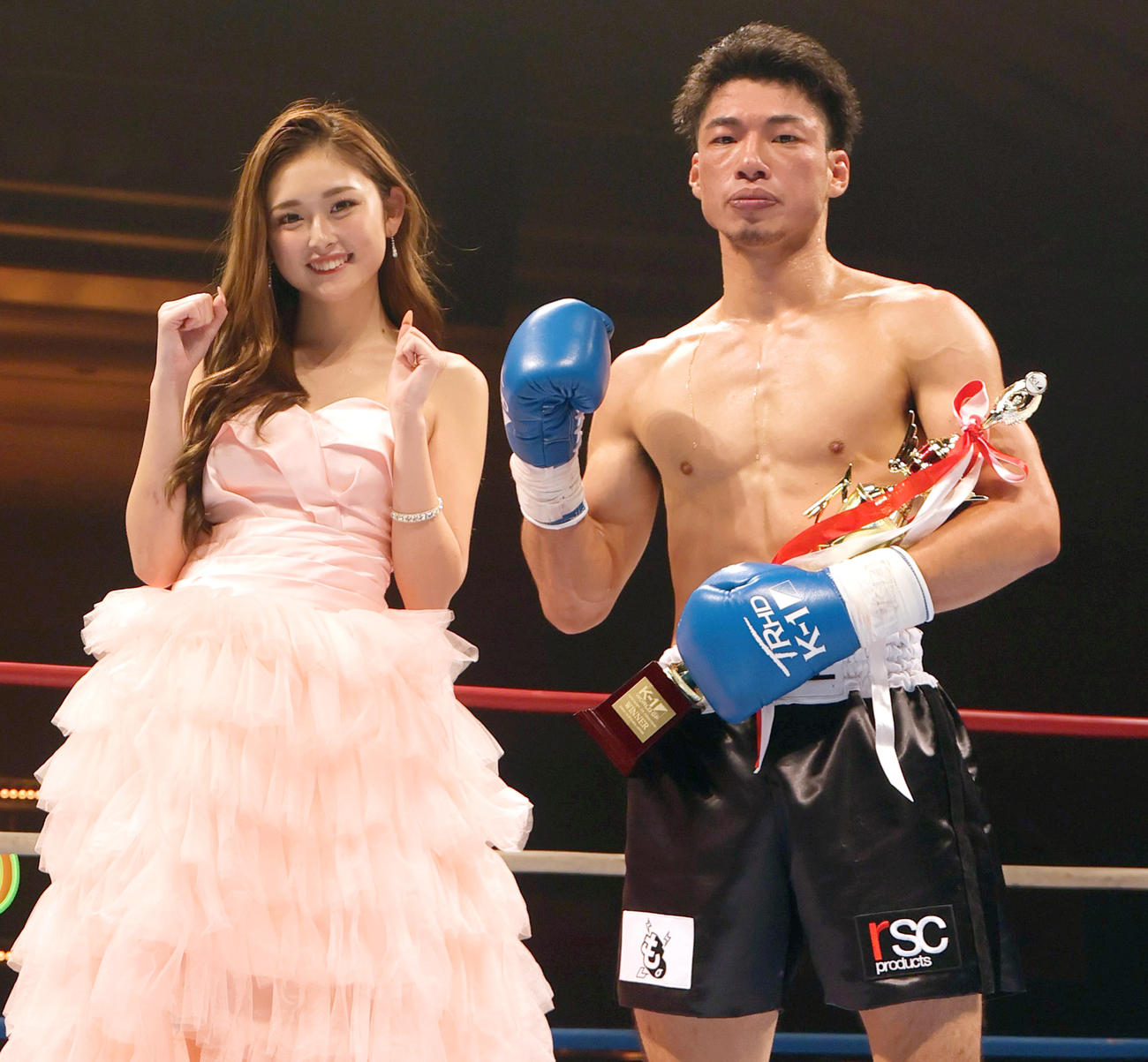 第9試合・スーパー・ライト級　林健太対近藤拳成　勝利を収めた近藤（右）はトロフィーを手にゆうちゃみと記念撮影する（撮影・上山淳一）