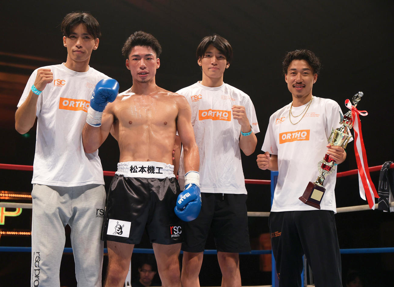 第9試合・スーパー・ライト級　林健太対近藤拳成　勝利を収めた近藤（左から2人目）（撮影・上山淳一）