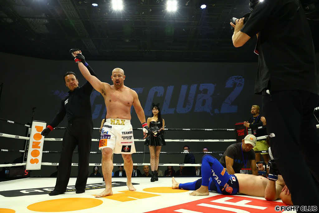 佐藤光留にKO勝ちしたMAX吉田（C）FIGHT CLUB