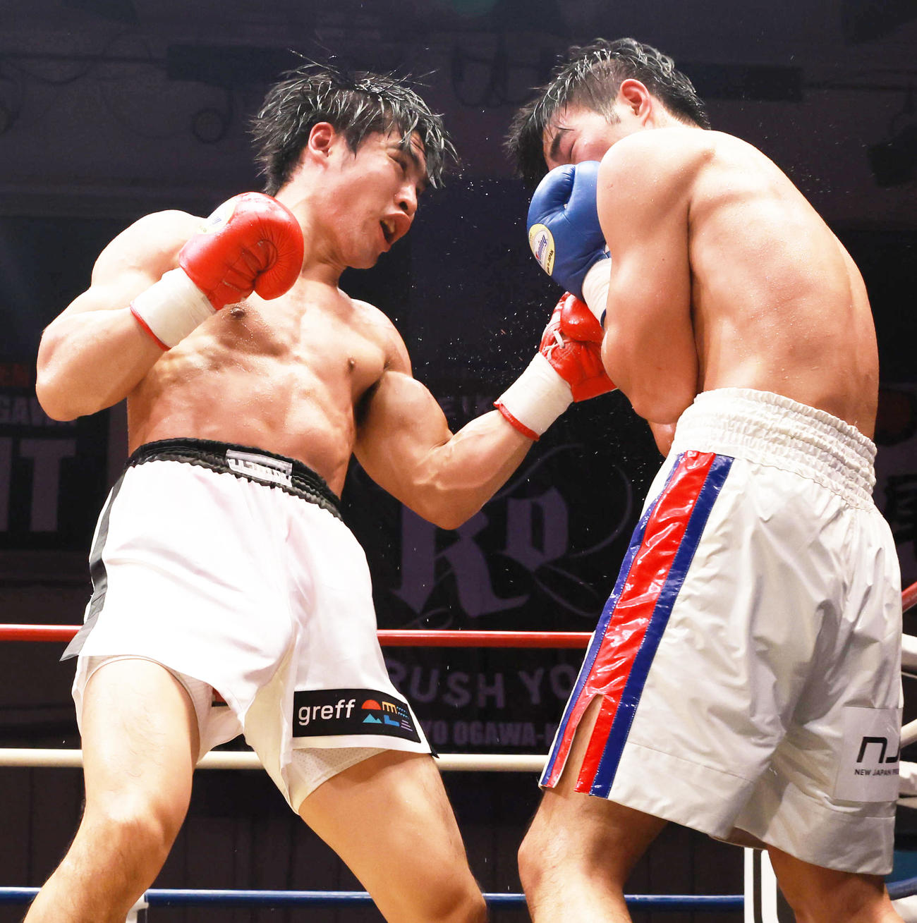 4回、ジャン・ウェンハオ（右）にパンチを繰り出す赤井英五郎（撮影・野上伸悟）