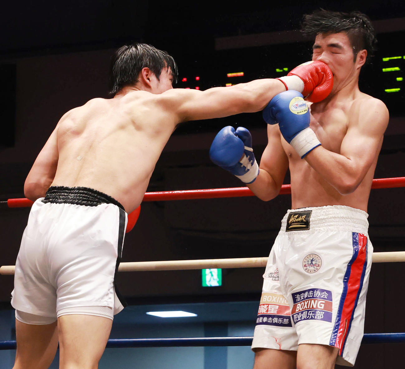 6回、ジャン・ウェンハオ（右）にパンチを繰り出す赤井英五郎（撮影・野上伸悟）