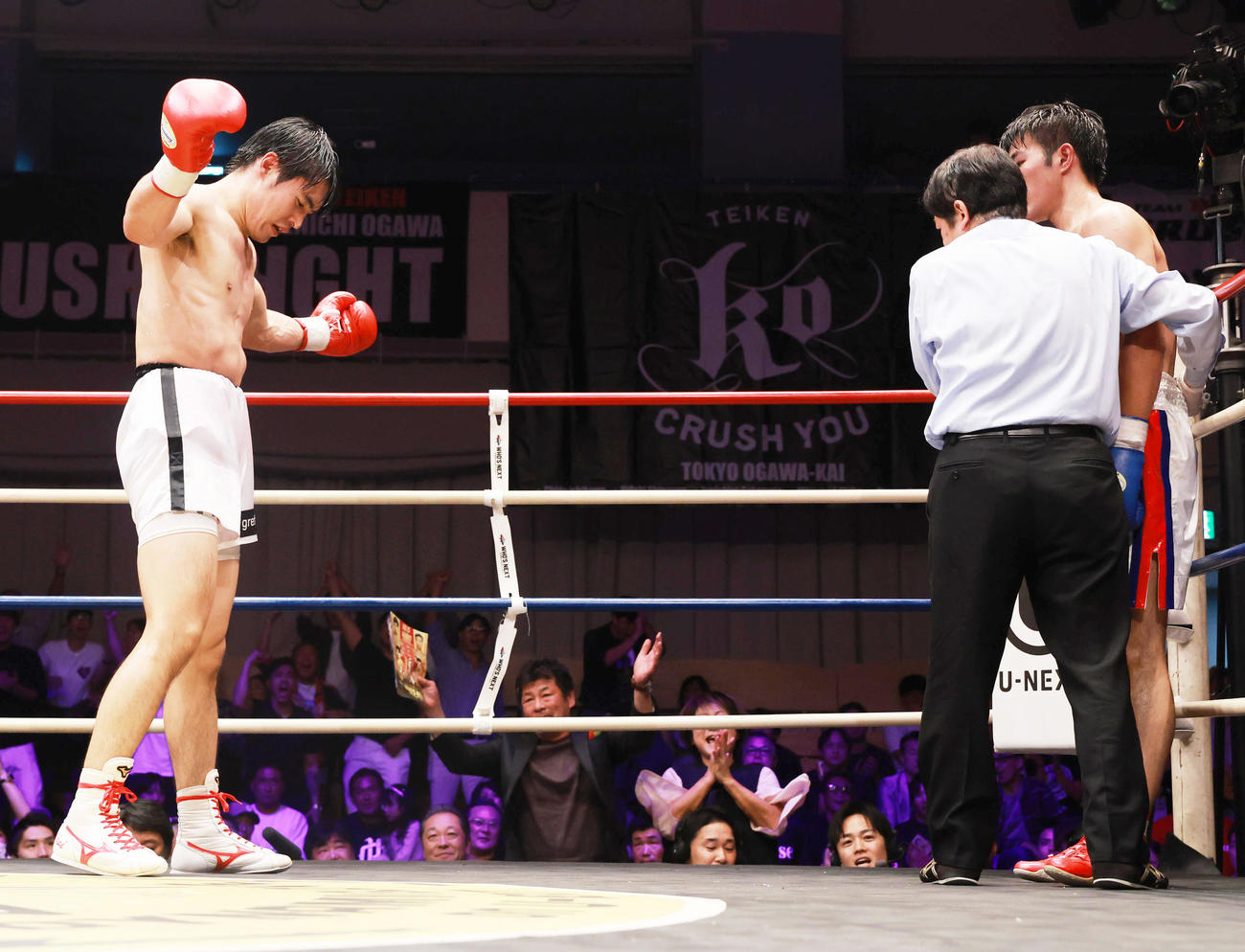 ジャン・ウェンハオに6回TKO勝ちした赤井英五郎。奥左から喜ぶ父の赤井英和氏、母の佳子さん（撮影・野上伸悟）