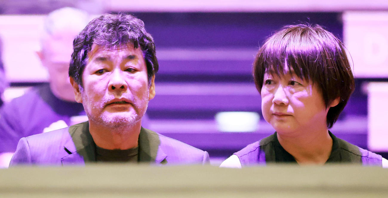 観戦に訪れた赤井英和氏（左）と佳子夫人（撮影・野上伸悟）