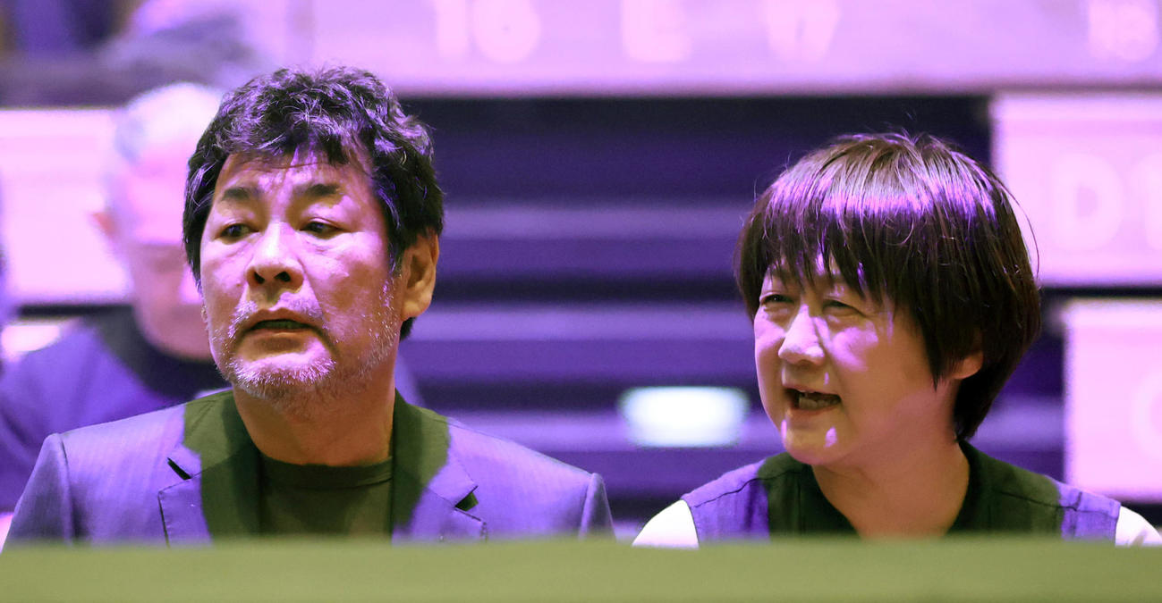 観戦に訪れた赤井英和氏（左）と佳子夫人（撮影・野上伸悟）