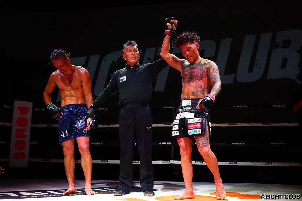 山口が安彦（左）に判定勝ちした　（C）FIGHT CLUB