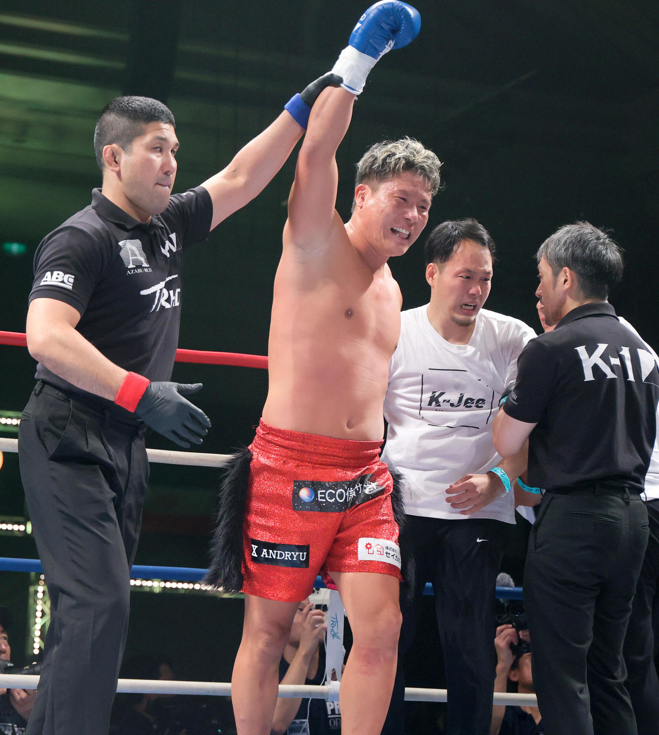 第18試合・無差別級アジア予選　ジェロム・レ・バンナ対K－Jee 1回、ジェロム・レ・バンナKO勝ちするK－Jee（左から2人目）（撮影・上山淳一）