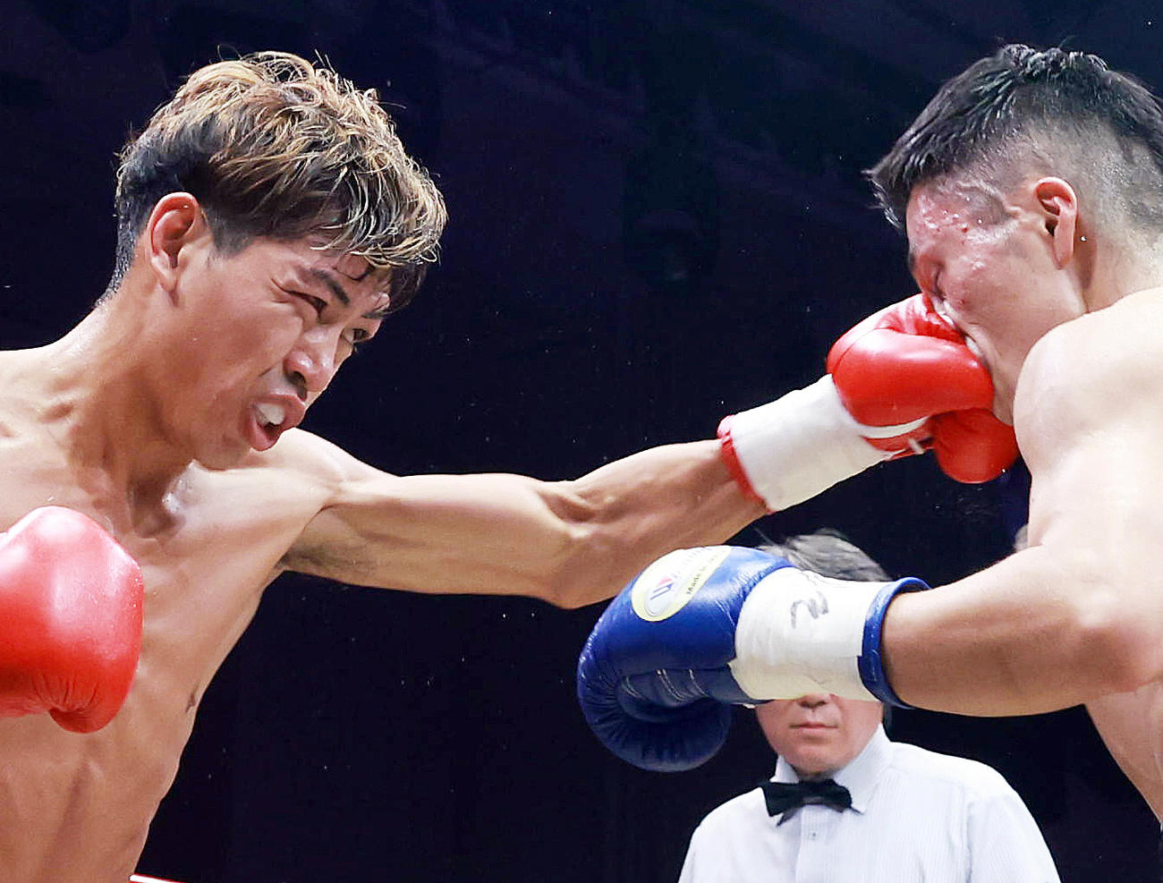 2回、山崎海斗（右）にパンチを見舞う村田昴（撮影・野上伸悟）