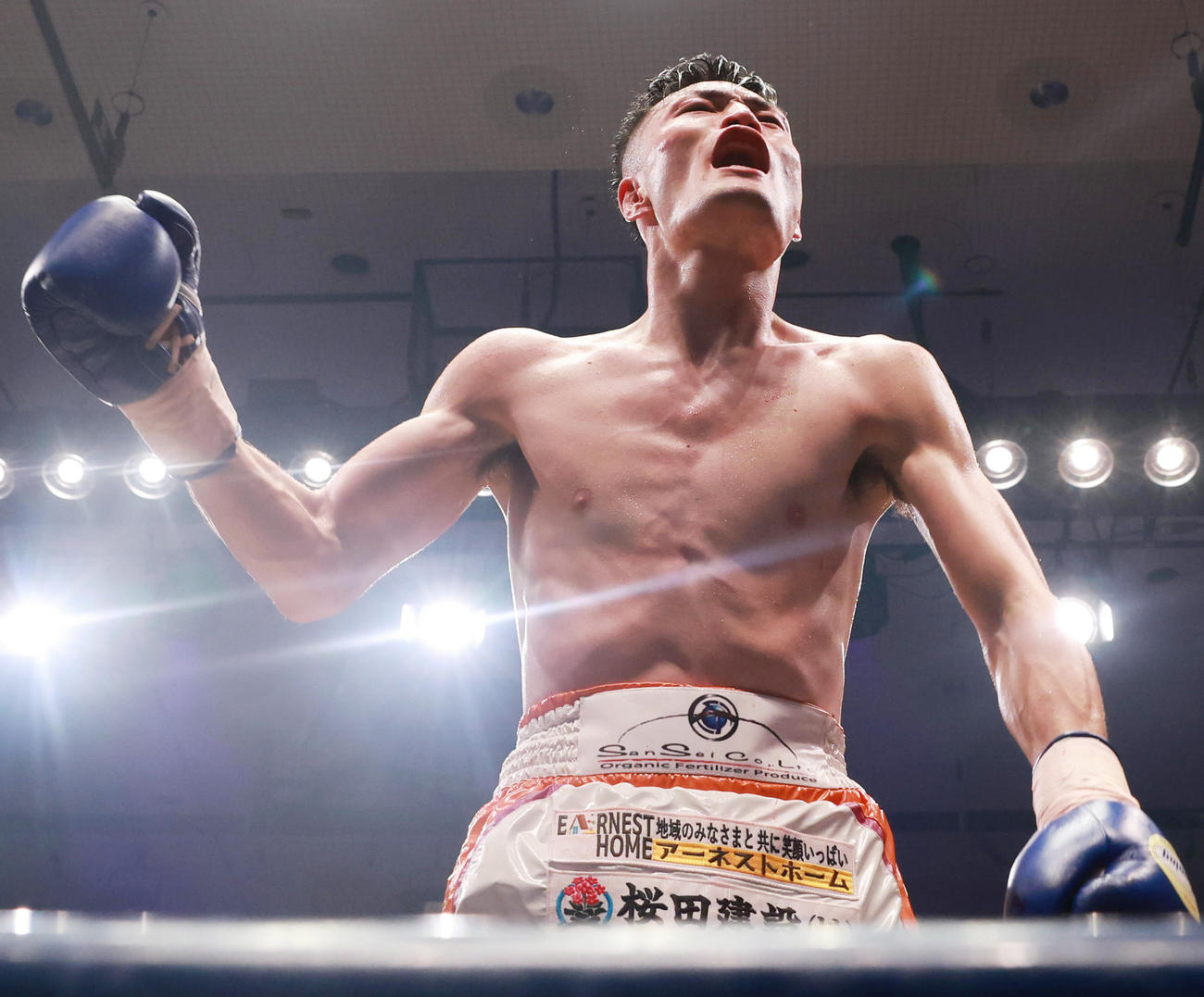 浦川大将に判定勝ちし喜ぶ村上雄大（撮影・野上伸悟）