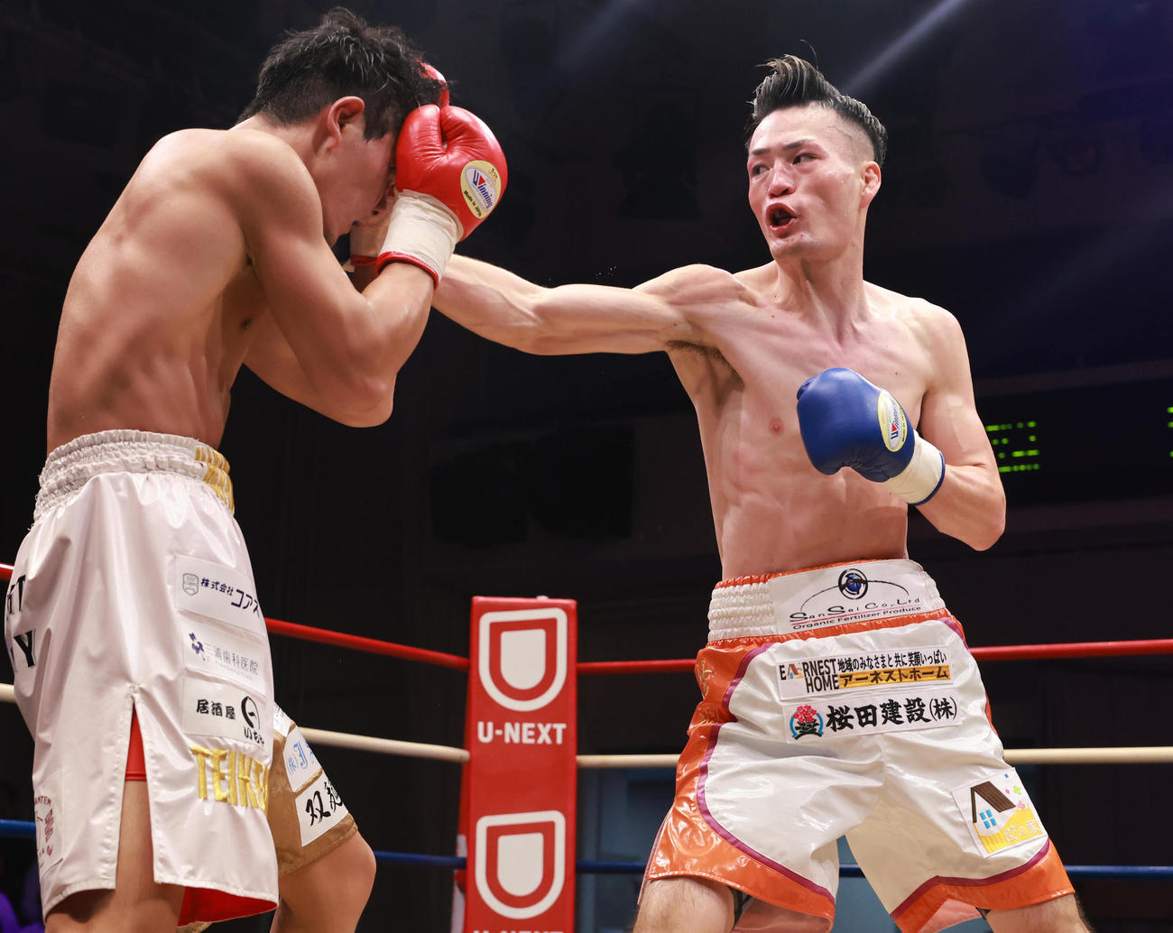 3回、浦川大将（左）にパンチを繰り出す村上雄大（撮影・野上伸悟）