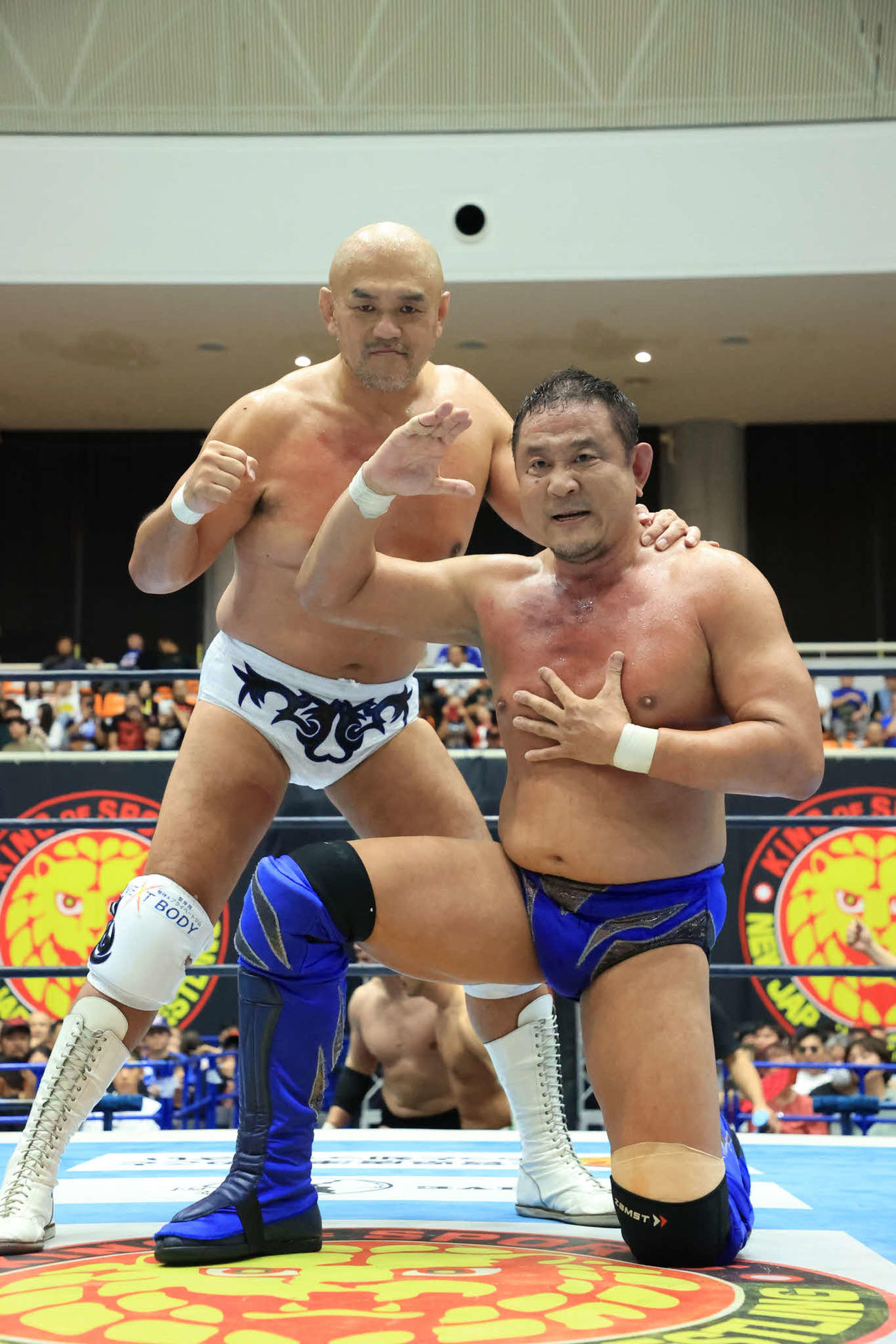 メインイベントで潮崎豪＆小峠篤司に勝利した永田裕志（右）＆秋山準　（C）新日本プロレス