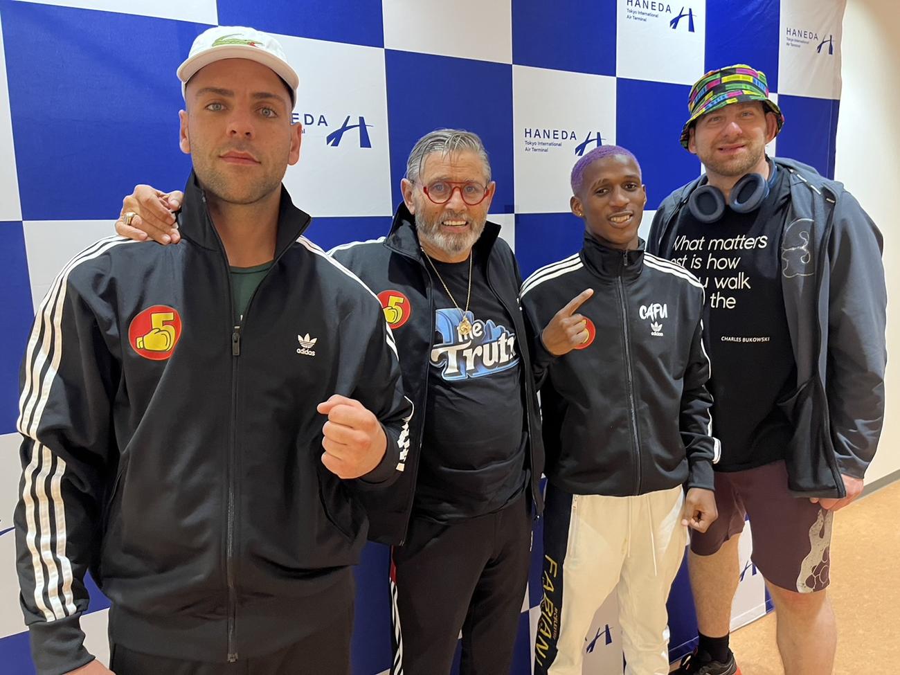 陣営3人とともに来日したWBO世界スーパーフライ級6位プメレレ・カフ（左から3番目）