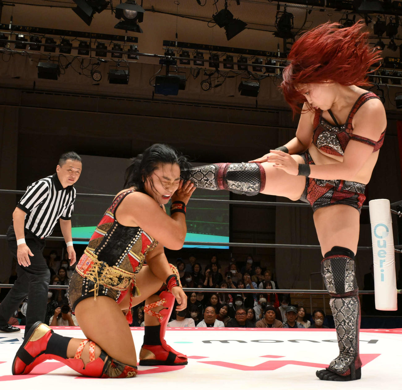 東京女子プロレス　山下実優の強烈な蹴りを受ける里村明衣子（東京女子プロレス提供）