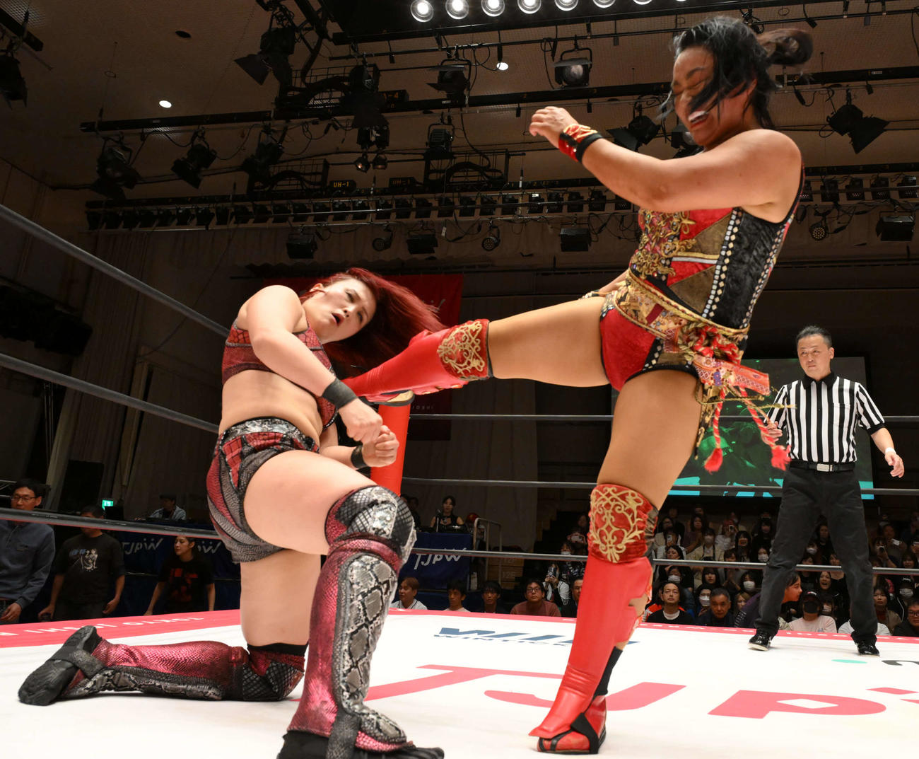 東京女子プロレス　山下実優に強烈な蹴りを浴びせる里村明衣子（東京女子プロレス提供）