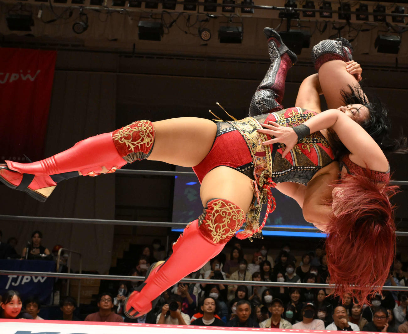 東京女子プロレス　山下実優にデスバレーボムを決める里村明衣子（東京女子プロレス提供）