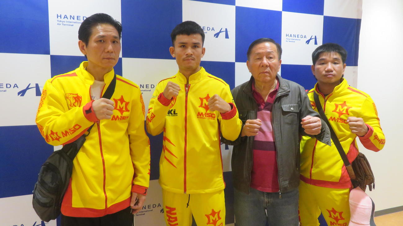 14日にWBA世界フライ級王者ユーリ阿久井政悟に挑戦する同級7位タナンチャイ・チャルンパック（左から2番目）が陣営とともに来日