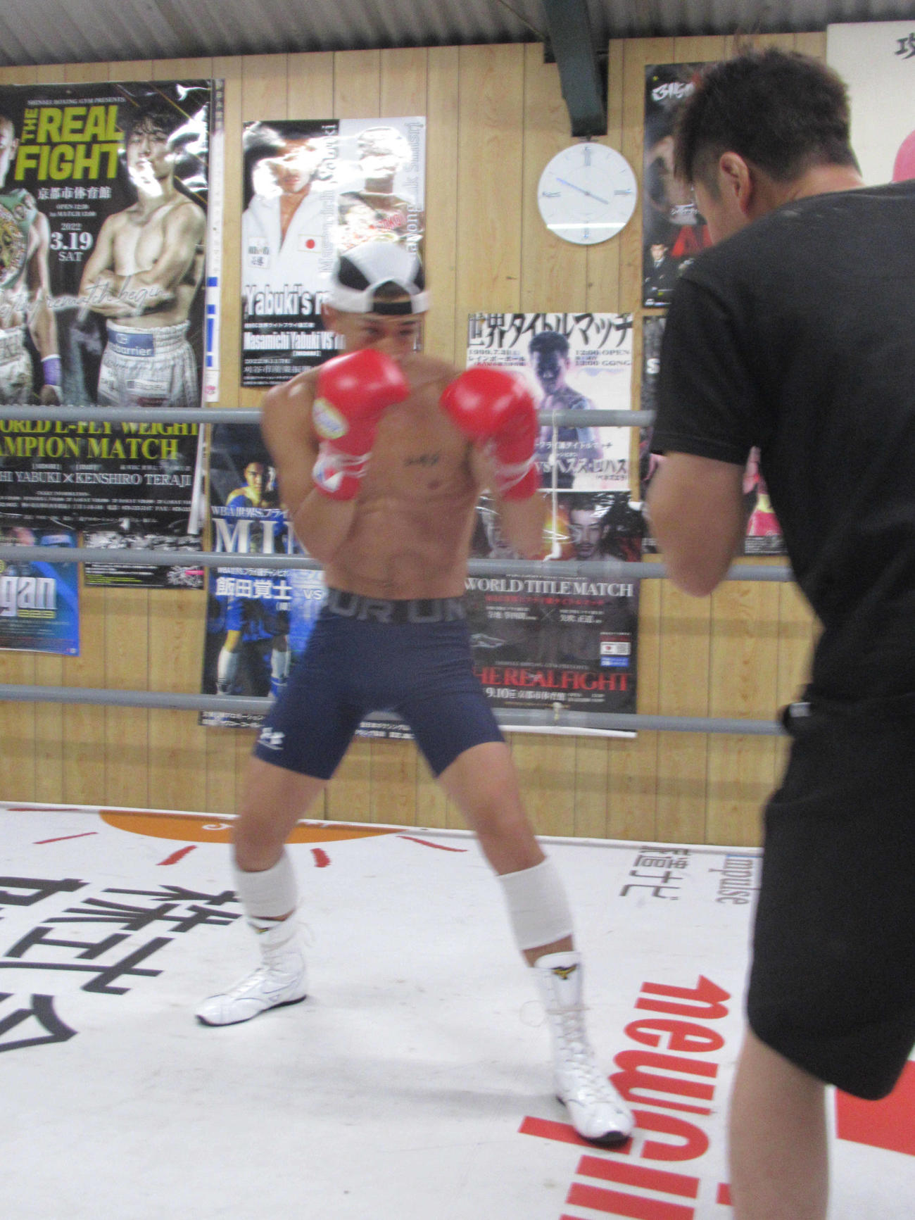 公開練習でミット打ちを行う矢吹（左）（撮影・実藤健一）