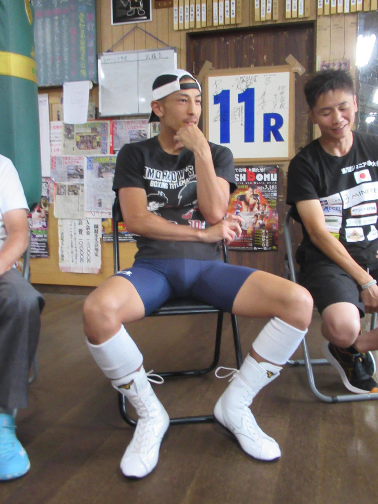 10・12世界戦へ公開練習前の会見に臨んだ矢吹（中央）（撮影・実藤健一）