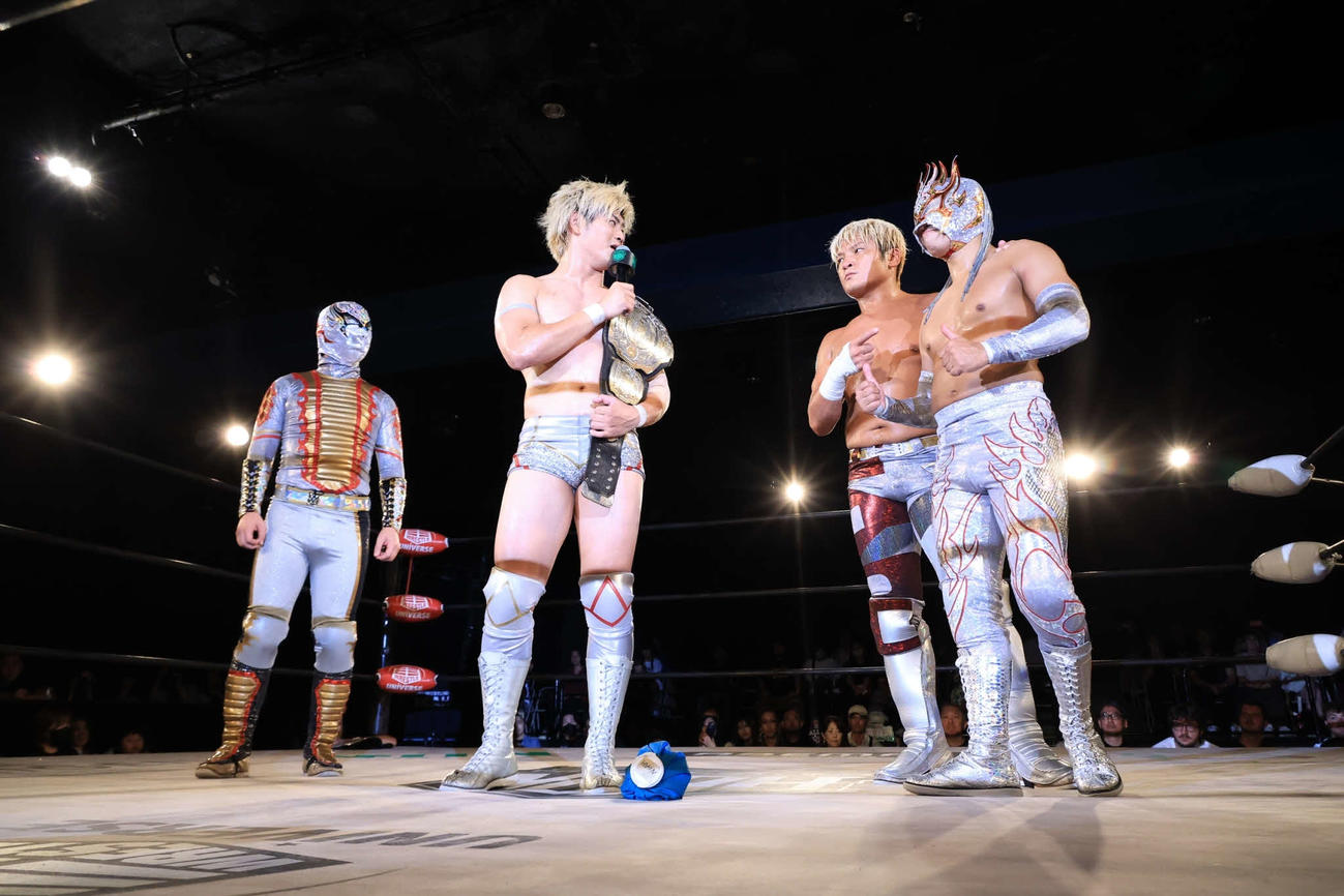 清宮海斗（左から2人目）はオール・レベリオンの増員を予告した。（左からクリストバル、1人おいて拳王、アレハンドロ）（C）プロレスリング・ノア