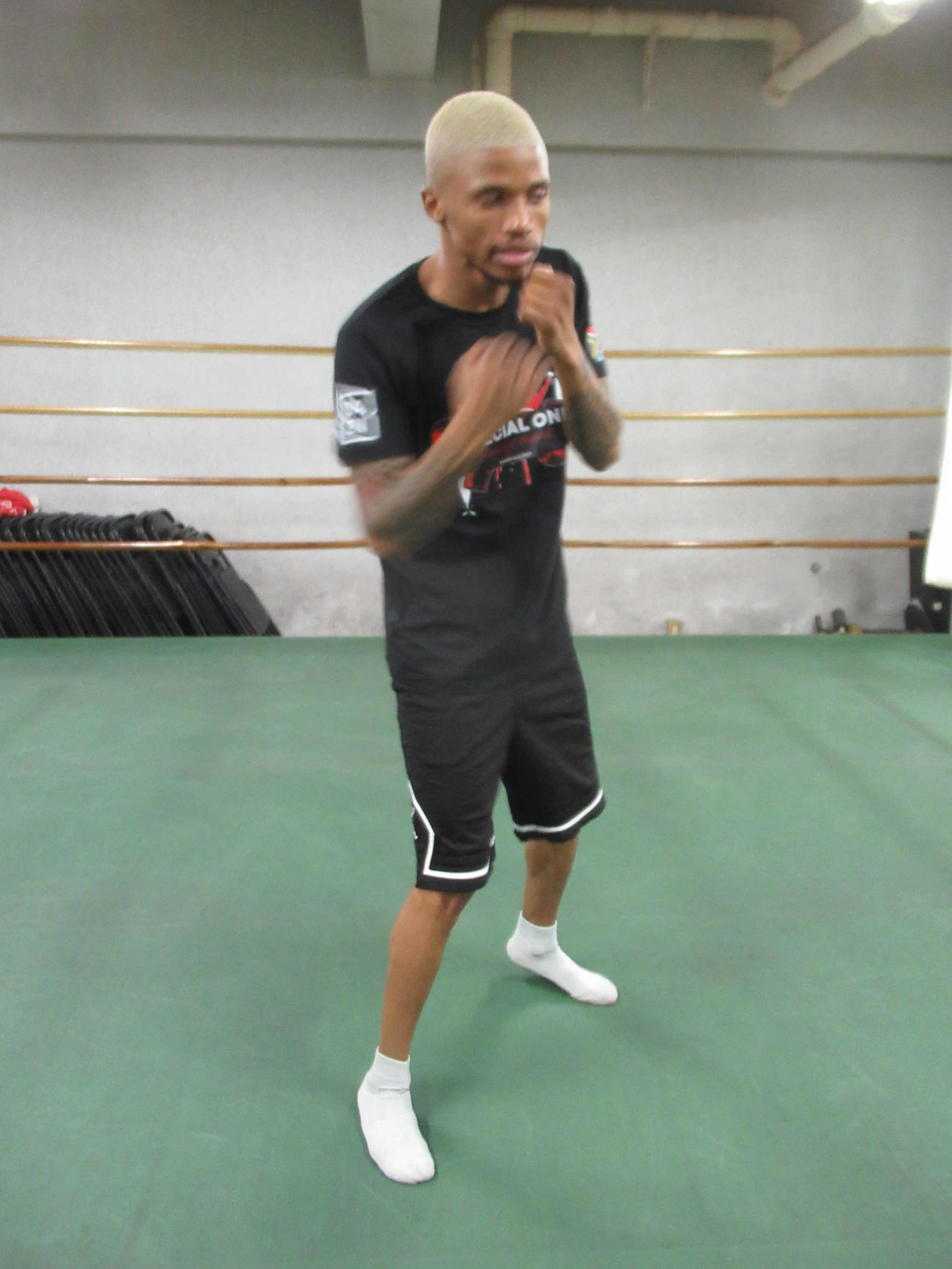 素足でシャドーボクシングを披露した王者ノンシンガ（2024・10・8　中日ジム　撮影・実藤健一）