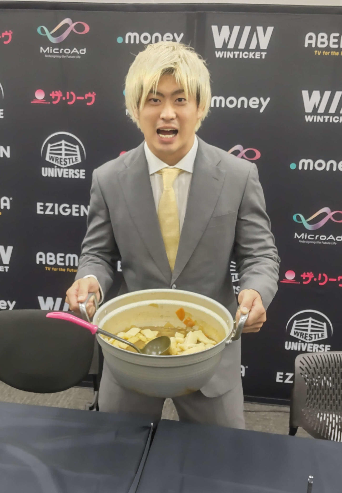 自作のカレーちゃんこを会見に持ち込んだ清宮海斗