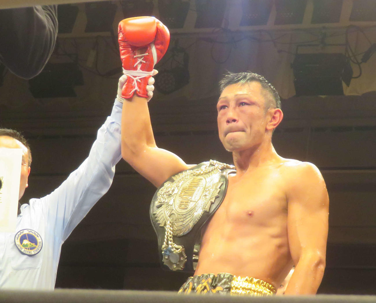 3度目の防衛に成功し、勝ち名乗りを受けた日本スーパーウエルター級王者出田裕一