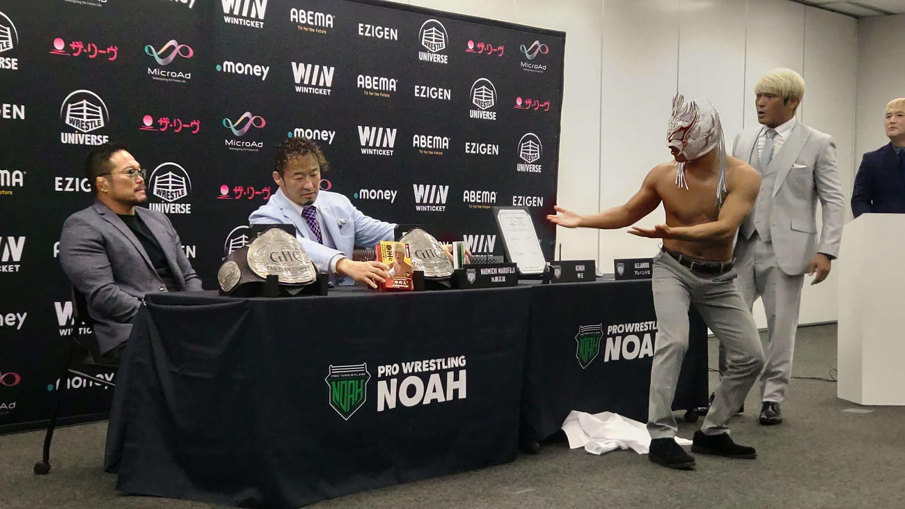 杉浦を挑発するアレハンドロ（右から2人目）と、終始、王者組に対して怒鳴り続けた拳王（右端）は、そのまま帰ってしまった