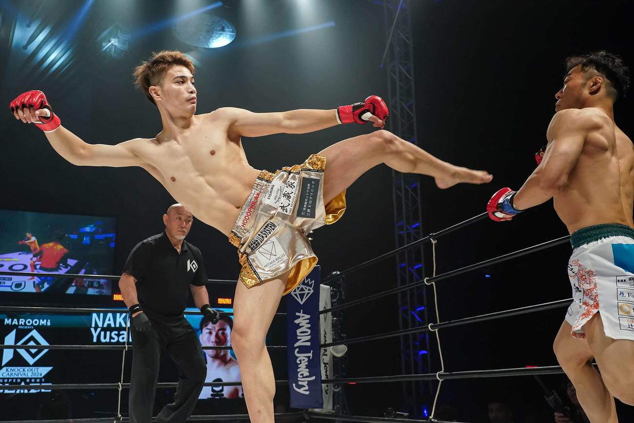 UNLIMITEDルールで行われた中村優作戦でキックを放つ栗秋祥梧　（C）KNOCK OUT