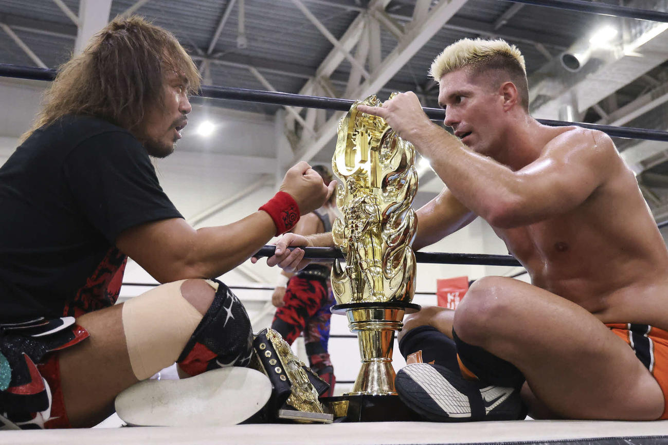 エプロンで火花を散らす内藤哲也（左）とザック・セイバーJr．（C）新日本プロレス