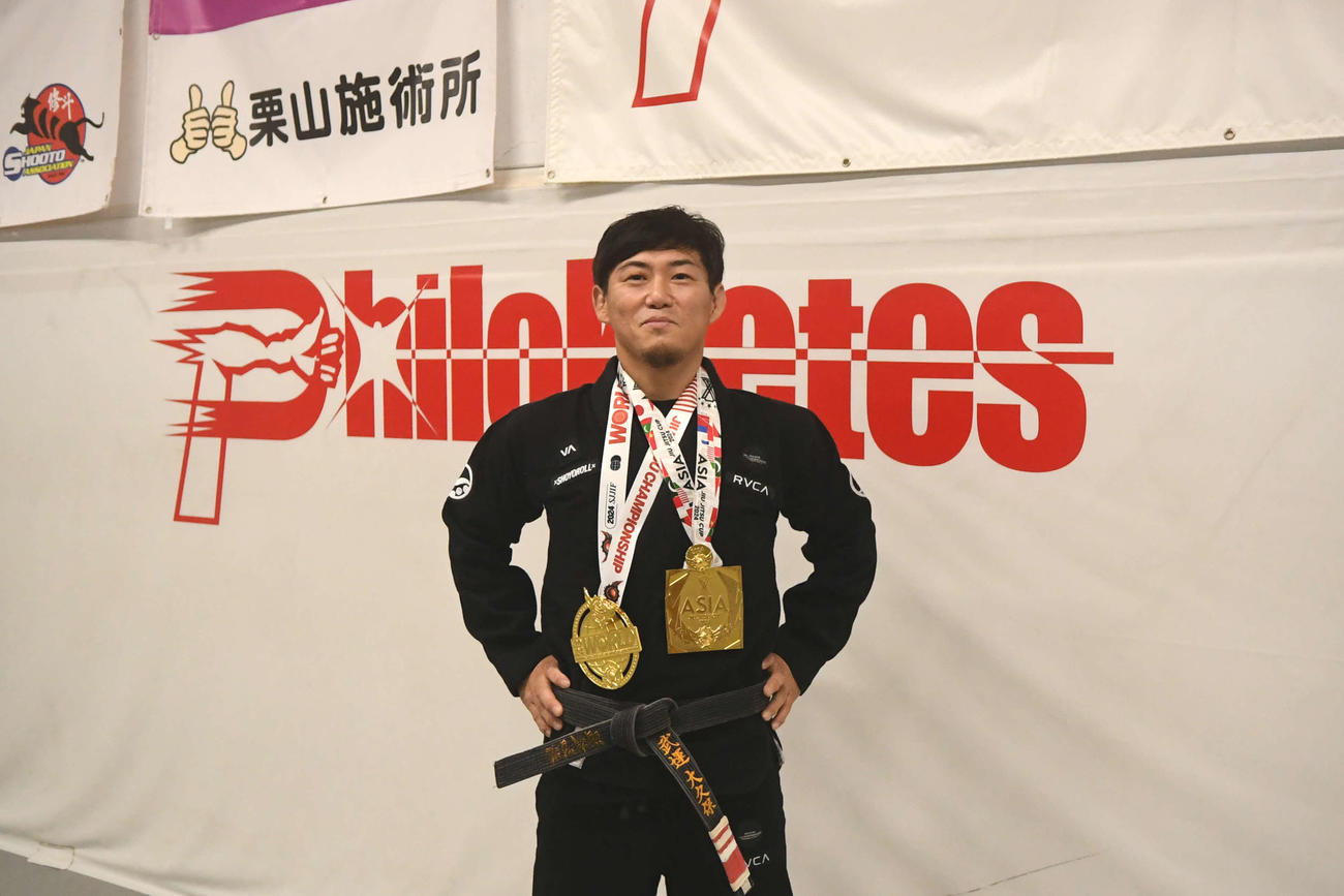 アジア、世界の金メダルを首にかける大久保