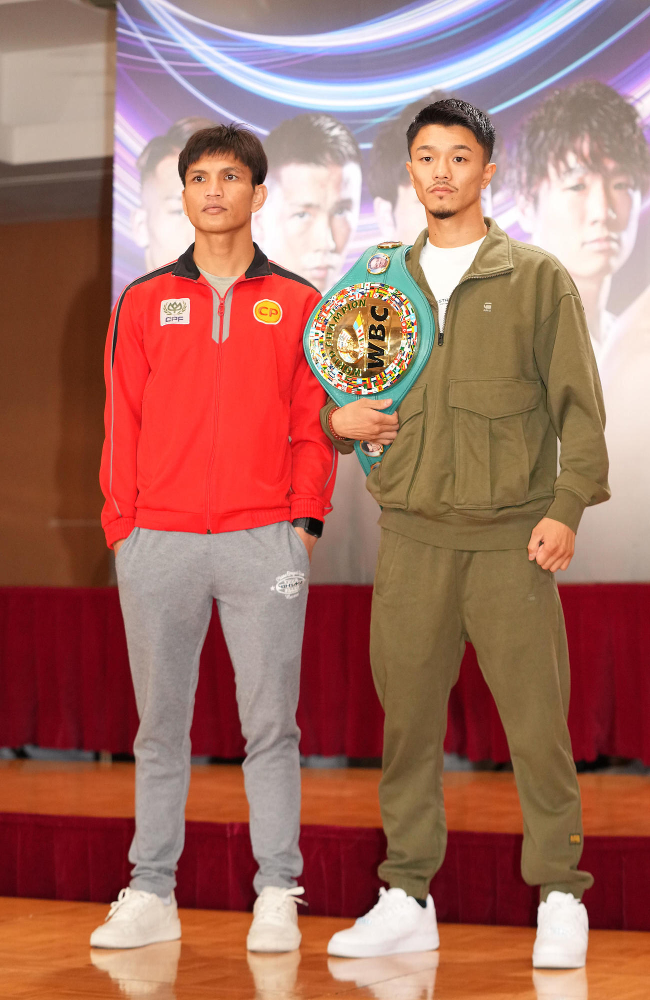 ポーズを決める中谷（右）とペッチ・ソー・チットパッタナ（撮影・横山健太）